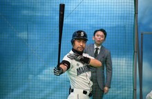 ニッチロー（手前）と有吉弘行。(c)TBS