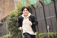 身軽になり颯爽と走るラブレターズ溜口さん。