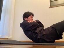 トレーニング中のラブレターズ溜口さん。