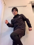 トレーニングウェア姿のラブレターズ溜口さん。