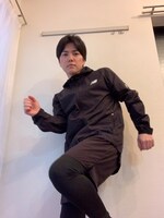 トレーニングウェア姿のラブレターズ溜口さん。