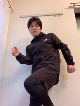 トレーニングウェア姿のラブレターズ溜口さん。