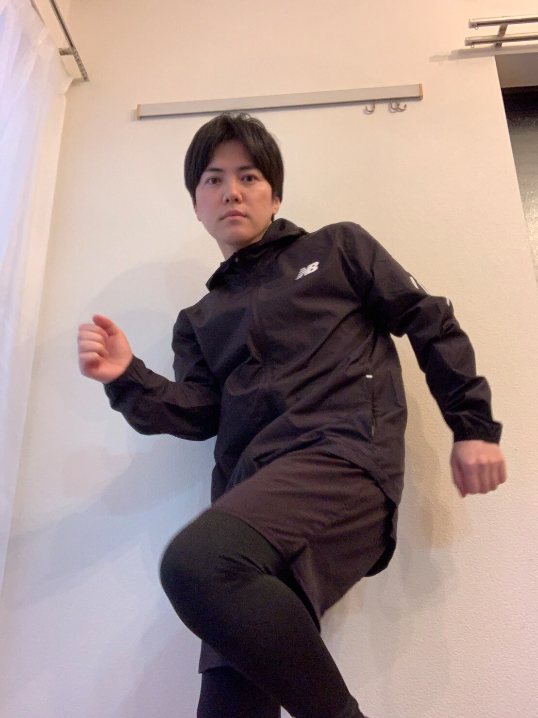 トレーニングウェア姿のラブレターズ溜口さん。