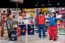 霜降り明星・せいや（左）とビスケットブラザーズ。