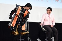 座りにくい“織田クリスタル”（左）。