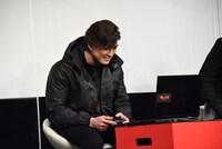 野田ゲーに熱中する新田真剣佑。