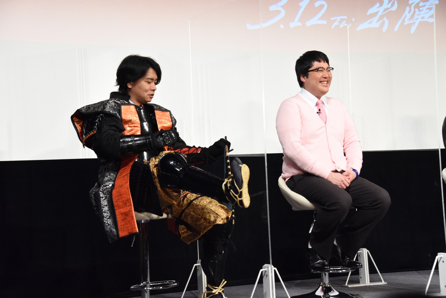 アキレス腱を指す織田クリスタル（左）。