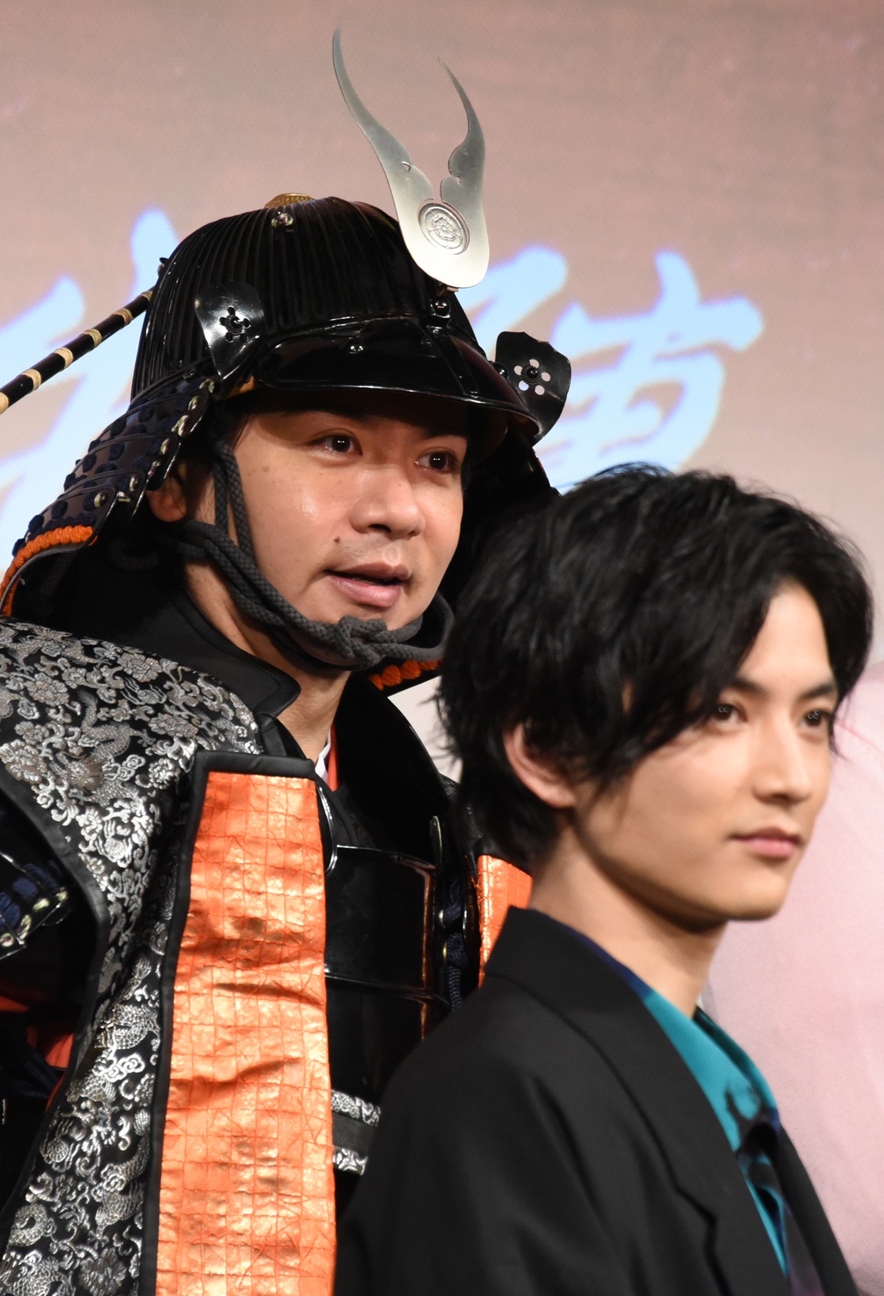 フォトセッション中の野田クリスタル（左）。