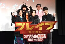 後列左からマヂカルラブリー野田クリスタル、村上。前列左から渡邊圭祐、新田真剣佑、鈴木伸之。