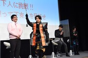 「天下人じゃい!」と登場する野田クリスタル。