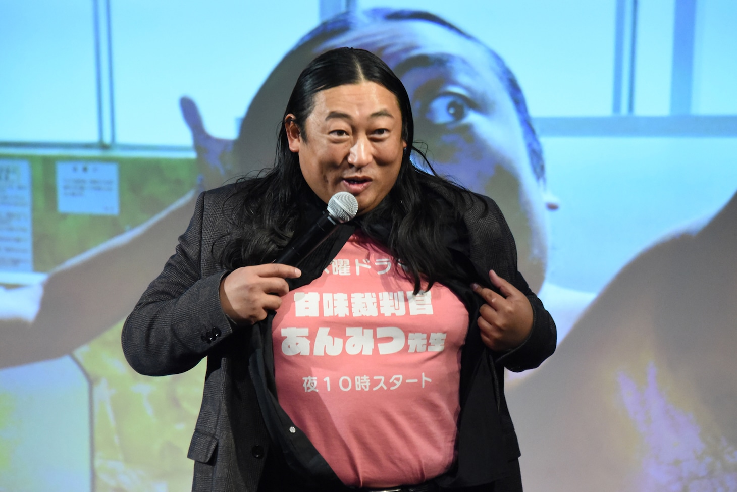 「架空ドラマ番宣」をするロバート秋山。「木曜夜10時スタート」という「甘味裁判官 あんみつ先生」。