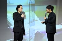 言い合いになる霜降り明星・粗品（左）とミキ亜生（右）。