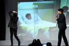 セリフをミスしたときのミキ亜生を真似する霜降り明星・粗品（左）。