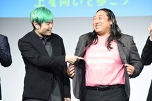 品川庄司・品川（左）とロバート秋山（右）。