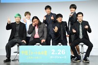 「半径1メートルの君～上を向いて歩こう～」完成記念記者会見の様子。