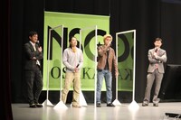 囲み取材に応じるテキサスマウンテンローレルと、大会MCのヤナギブソン（左）、審査を務めたお～い！久馬（右）。