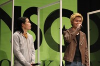 囲み取材に応じるテキサスマウンテンローレル。