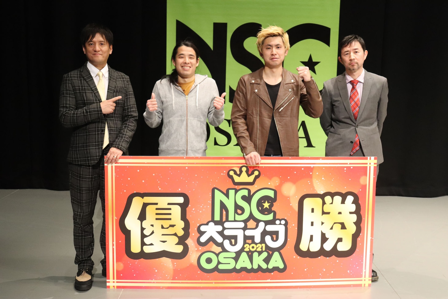 中央2人が優勝したテキサスマウンテンローレル。左がおのさとし、右が牧野晃歩。