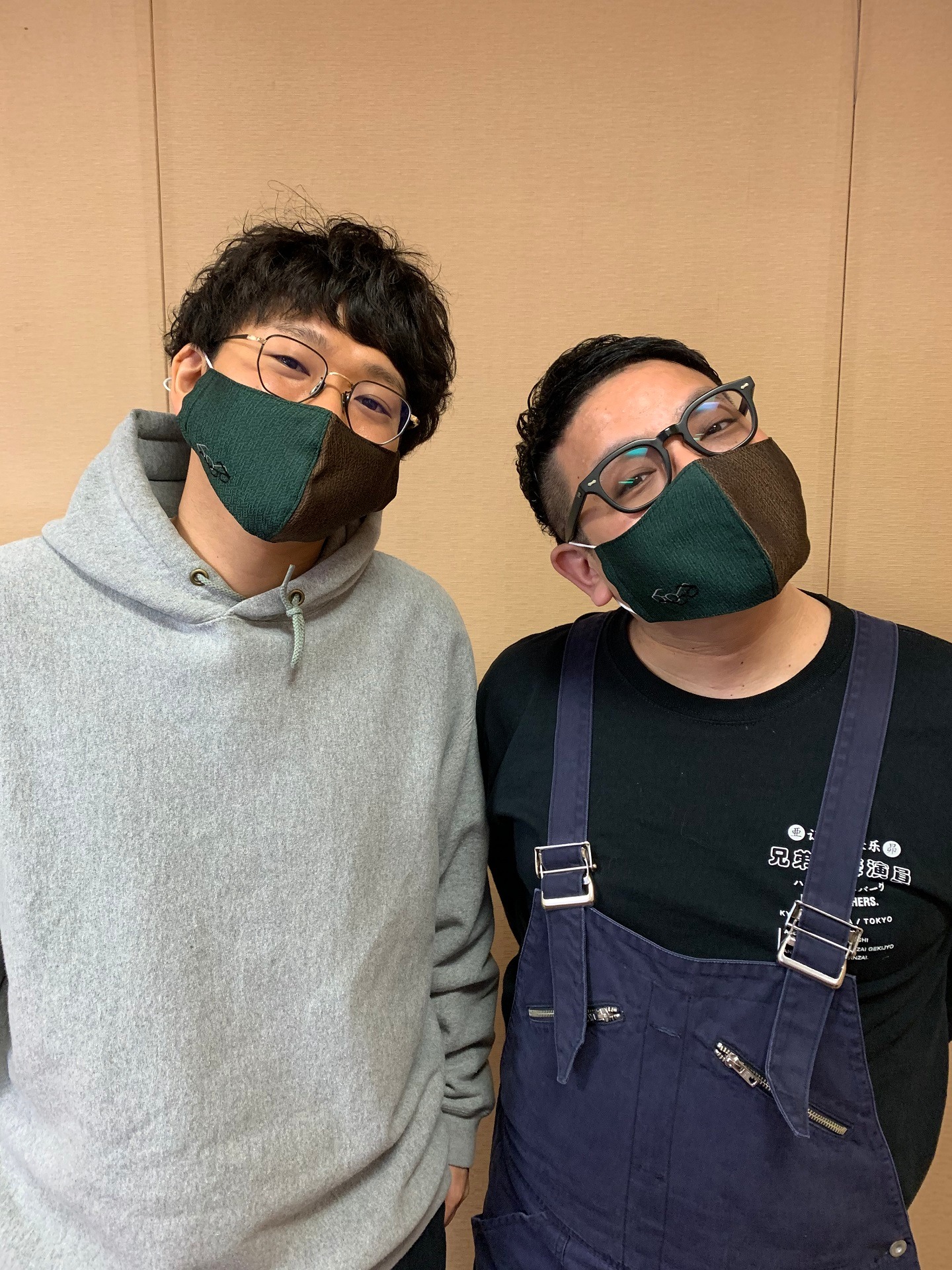 「伝統産業コレクション よしもと祇園花月プロデュース『西陣織シルクマスク』ミキver.」を着けたミキ。