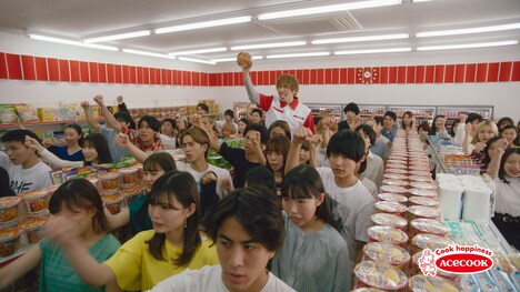 新CM「スーパーカップ／ブタキム EXIT」編より、ロンドンブーツ1号2号・田村亮の役を完全再現するEXITりんたろー。。