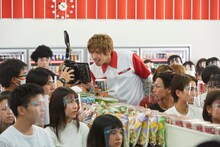 新CM「スーパーカップ／ブタキム EXIT」撮影中の様子。