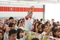 新CM「スーパーカップ／ブタキム EXIT」撮影中の様子。