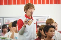 新CM「スーパーカップ／ブタキム EXIT」撮影中の様子。