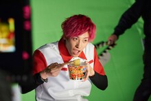 新CM「スーパーカップ／ブタキム EXIT」撮影中の様子。