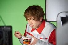 新CM「スーパーカップ／ブタキム EXIT」撮影中の様子。