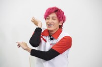 インタビューに答えるEXIT兼近。