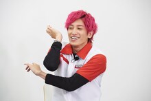 インタビューに答えるEXIT兼近。