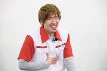 インタビューに答えるEXITりんたろー。。