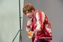 メイングラフィック用の撮影に臨むEXITりんたろー。。