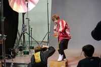 メイングラフィック用の撮影に臨むEXITりんたろー。。