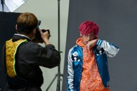 メイングラフィック用の撮影に臨むEXIT兼近。