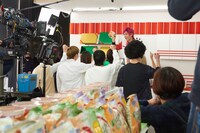 新CM「スーパーカップ／ブタキム EXIT」撮影中の様子。