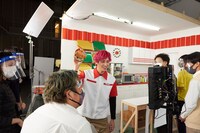 新CM「スーパーカップ／ブタキム EXIT」撮影中の様子。