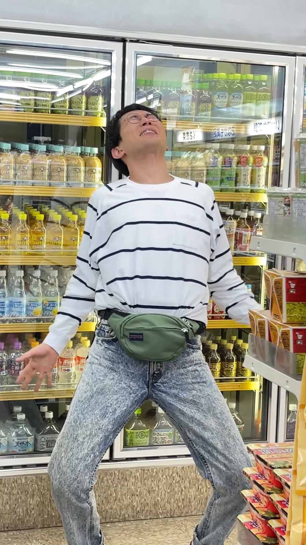 シソンヌが出演する「【衝撃の展開】クラフトボスのTEA新登場」より。