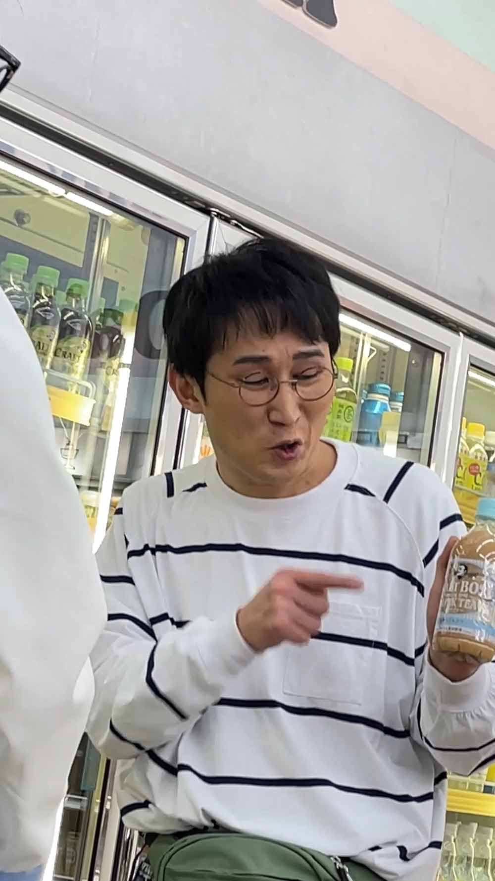 シソンヌが出演する「【衝撃の展開】クラフトボスのTEA新登場」より。