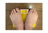 初日の体重測定。体重計は相方・塚本さんからもらったもの。