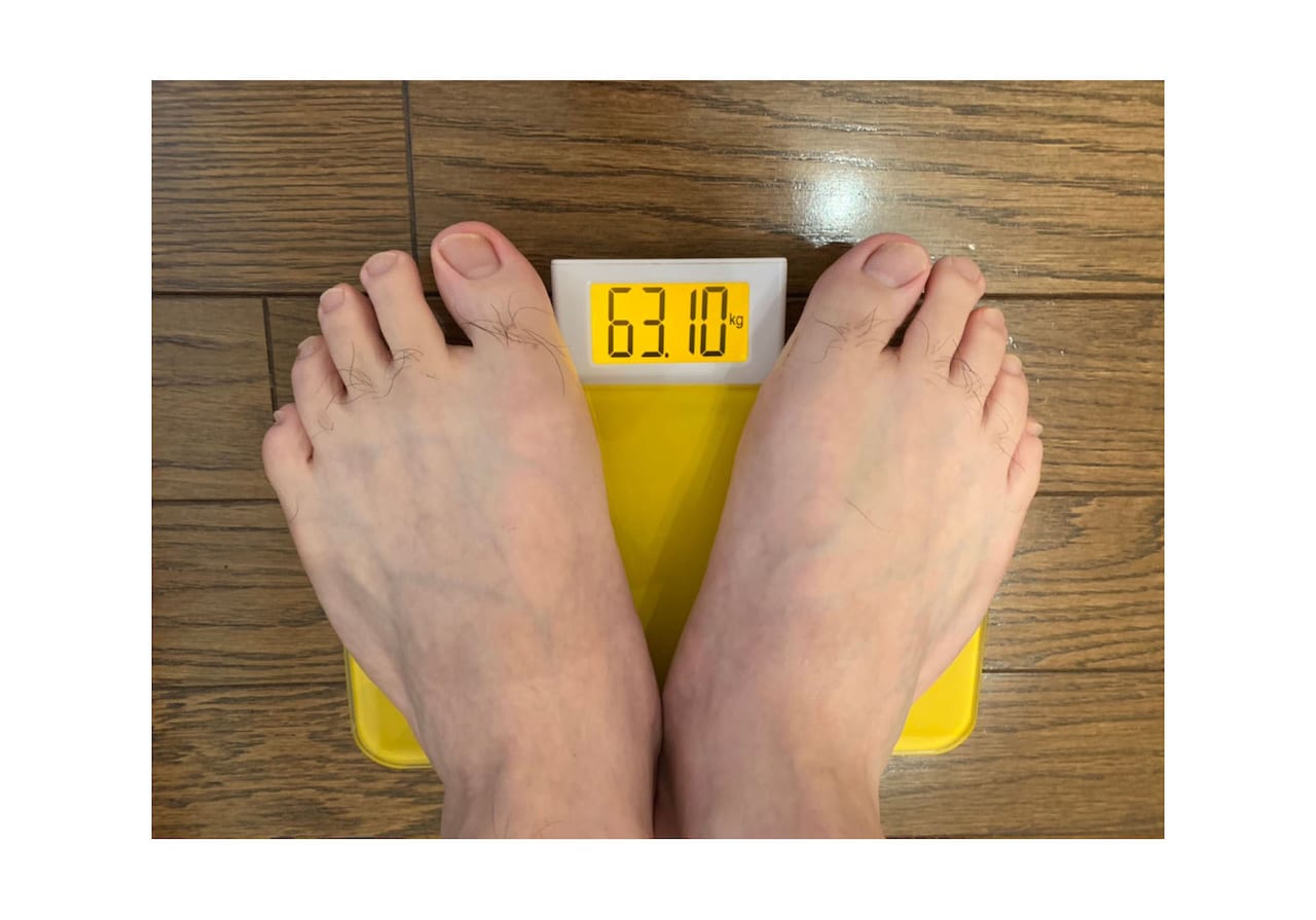 初日の体重測定。体重計は相方・塚本さんからもらったもの。