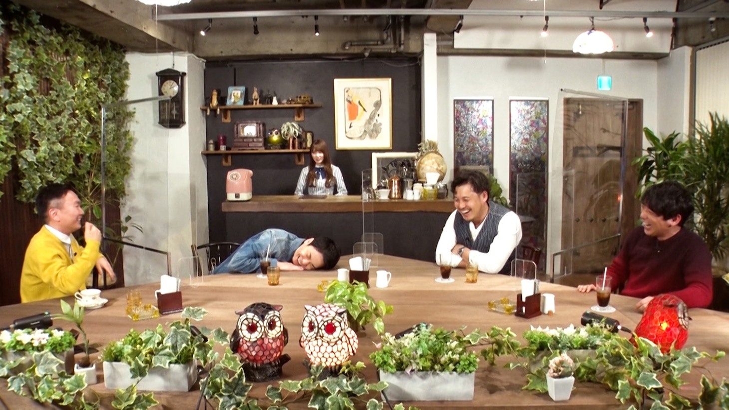 「これ余談なんですけど…」に出演する（左から）かまいたち、加藤史帆、アルコ＆ピース。(c)ABCテレビ