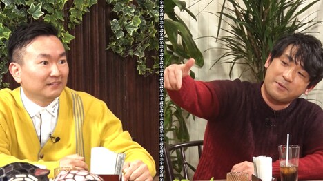 ラップバトルを繰り広げる（左から）かまいたち山内、アルコ＆ピース酒井。(c)ABCテレビ