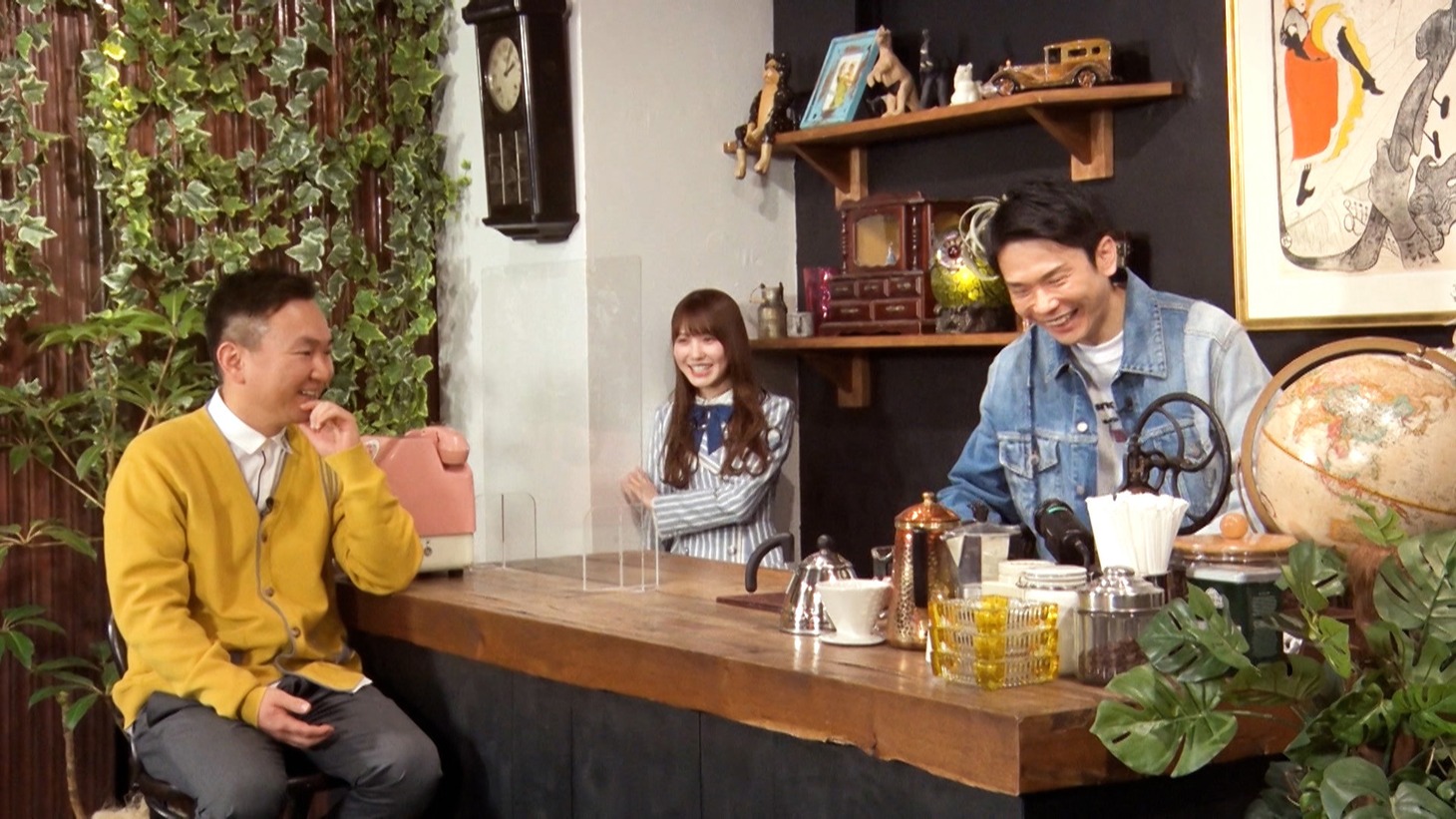 かまいたちと加藤史帆（中央）。(c)ABCテレビ
