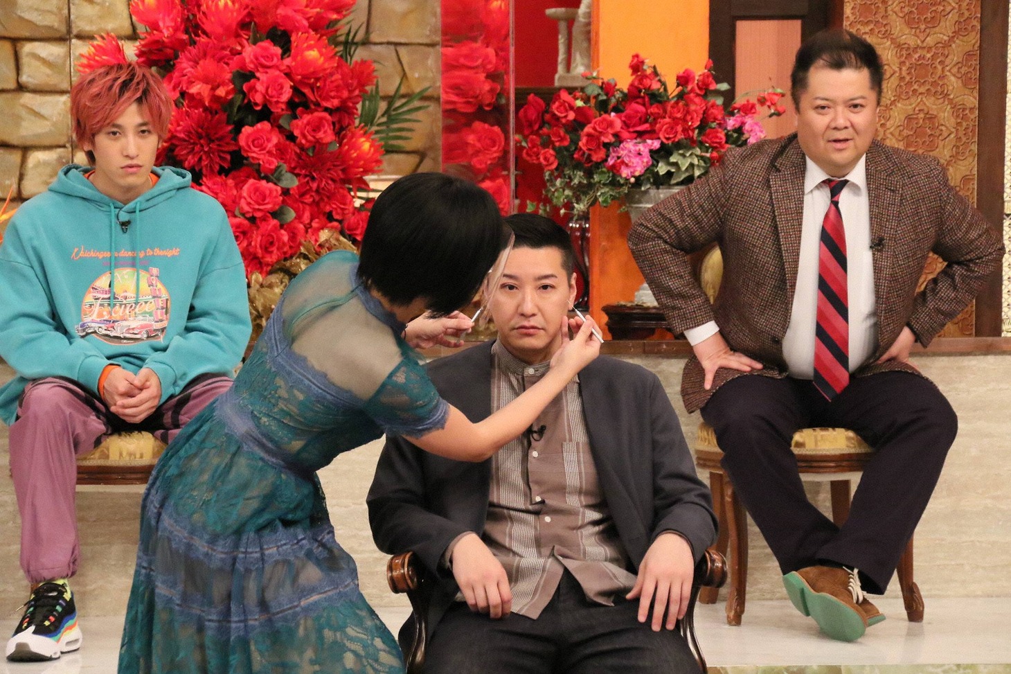 チョコレートプラネット長田（中央）、EXIT兼近（左）、ブラックマヨネーズ小杉（右）ら。(c)フジテレビ