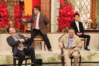 「ホンマでっか!?TV」に出演するチョコレートプラネット（前列）、ブラックマヨネーズ（後列）。(c)フジテレビ