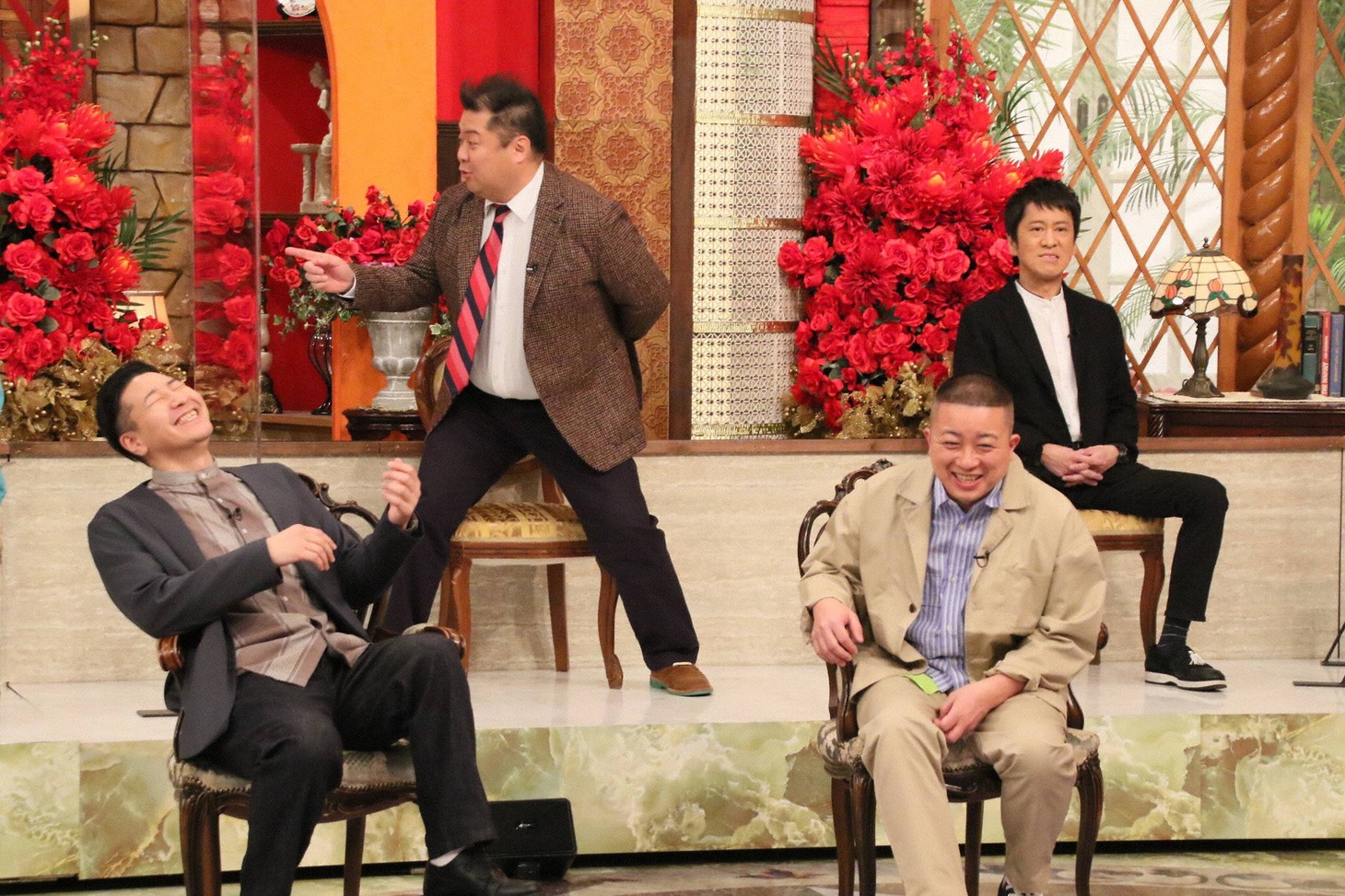 「ホンマでっか!?TV」に出演するチョコレートプラネット（前列）、ブラックマヨネーズ（後列）。(c)フジテレビ