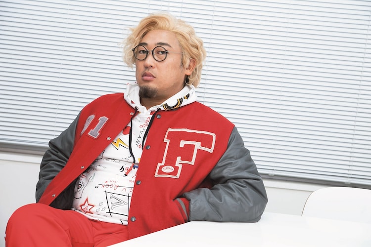 ロバート秋山 何もしないがクリエイティブな雰囲気だけはある男に お笑いナタリー