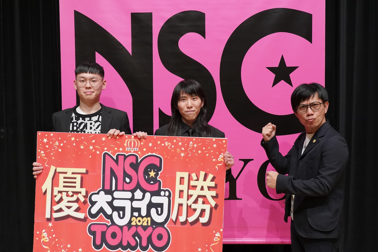 「NSC大ライブ 2021 TOKYO」で優勝したボニータ（左）と、MCを務めたバッファロー吾郎・竹若。