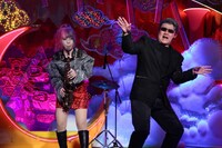 サックスプレイヤーのユッコ・ミラー（左）と神奈月。(c)フジテレビ